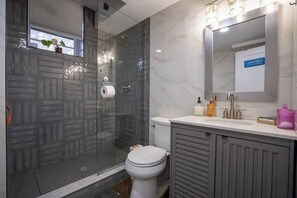 Dusche, Haartrockner, Bidet, Handtücher