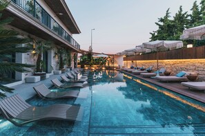 Una piscina al aire libre de temporada