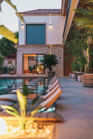 Una piscina al aire libre de temporada