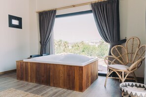 特級客房 | 迷你吧、房內夾萬、手提電腦工作空間、免費 Wi-Fi