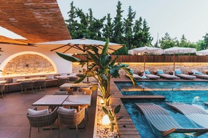 Bar en la piscina