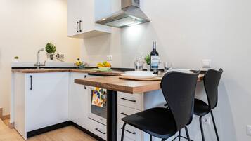 Een koelkast, een magnetron, een oven, een kookplaat