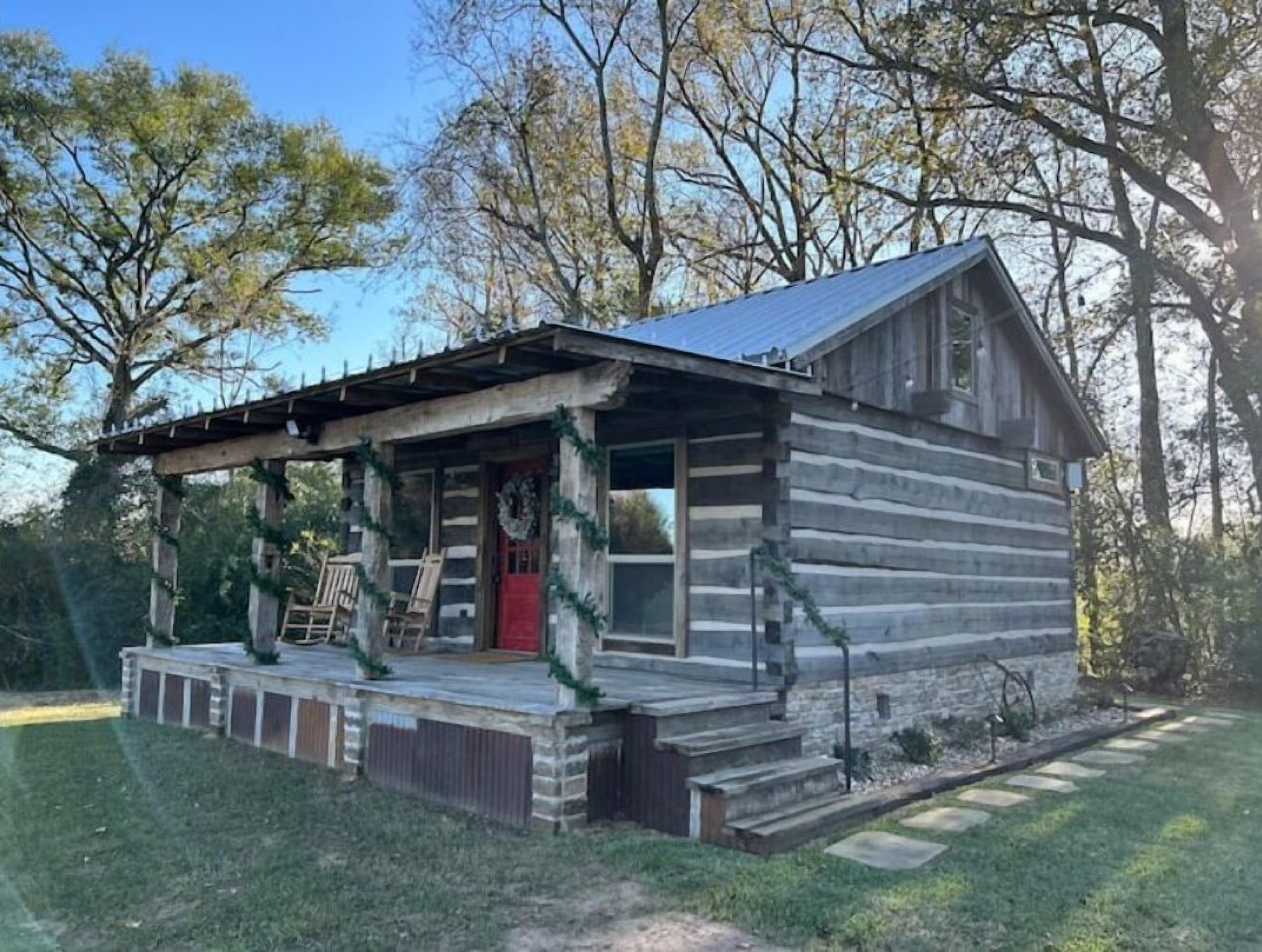 1800’s style log cabin with modern amenities