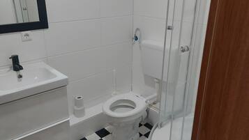 Haartrockner, Handtücher, Seife, Toilettenpapier