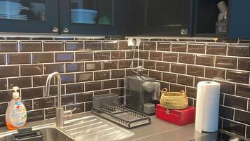 Réfrigérateur, four, plaque de cuisson, bouilloire électrique