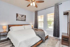 2 bedrooms, iron/ironing board, travel cot, free WiFi - 2 BR Cottage Midtown Downtown EADO (Houston)