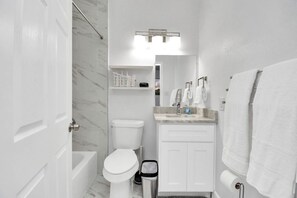 Hair dryer, towels, soap, shampoo - 2 BR Cottage Midtown Downtown EADO (Houston)