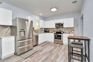 Frigorífico, microondas, horno y placa de cocina