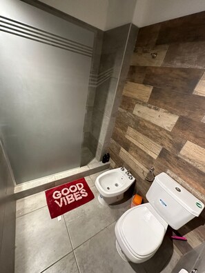 Secador de pelo, bidet, toallas, jabón