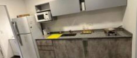 Refrigerador, microondas, horno y tetera eléctrica