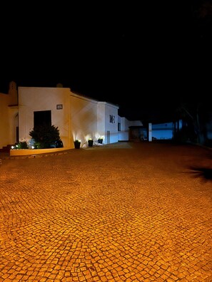 A building with a white facade and a cobblestone courtyard. - Xodo - CHARMING AND SECLUDED THREE-BEDROOM VILLA (Carvoeiro)