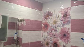 Een haardroger, handdoeken, zeep, toiletpapier