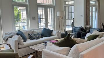 Smart TV, fireplace, stereo