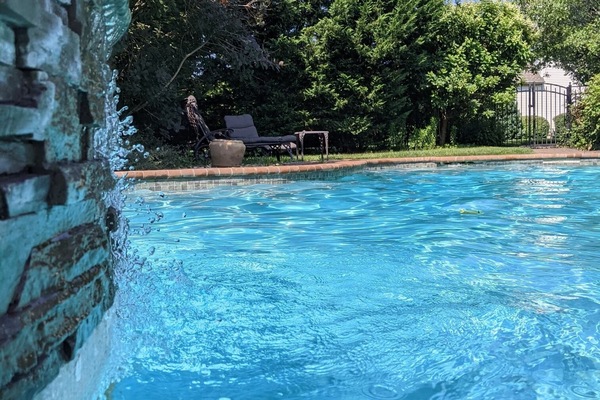 Una piscina al aire libre, una piscina climatizada
