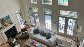 Smart TV, fireplace, stereo