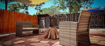 Nob Hill/UNM⭐️Unique Remodeled Apt🛏️King Bed