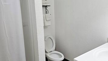 Haartrockner, Handtücher, Seife, Toilettenpapier