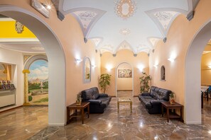 Lobby sitting area - Hotel City (Florence)