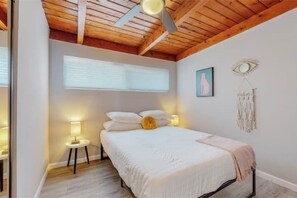 2 bedrooms, in-room safe, desk, iron/ironing board