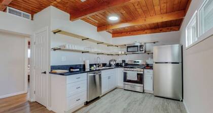 ⟫ Dog Run & Courtyard 2 Bedroom Apt w/King Bed W&D