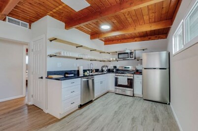 ⟫ Dog Run & Courtyard 2 Bedroom Apt w/King Bed W&D