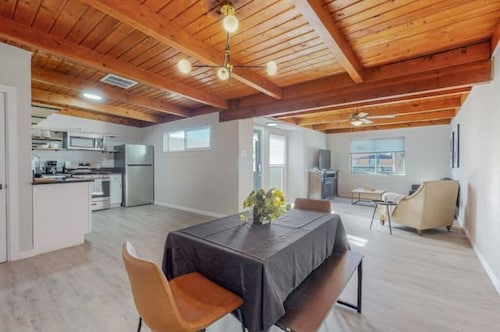 ⟫ Dog Run & Courtyard 2 Bedroom Apt w/King Bed W&D
