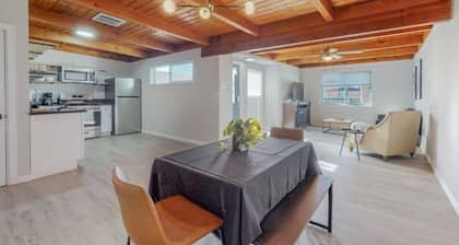 ⟫ Dog Run & Courtyard 2 Bedroom Apt w/King Bed W&D