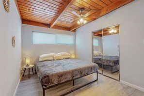 2 Schlafzimmer, Zimmersafe, Schreibtisch, Bügeleisen/Bügelbrett