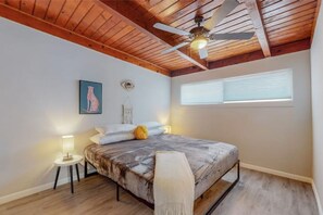 2 bedrooms, in-room safe, desk, iron/ironing board