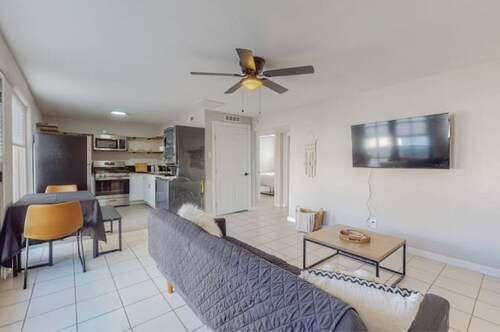 ⟫ Dog Run & Courtyard 2 Bedroom Apt w/King Bed W&D