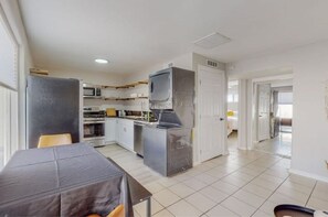 Køleskab, mikrobølgeovn, ovn, kogeplade