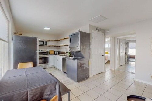 ⟫ Dog Run & Courtyard 2 Bedroom Apt w/King Bed W&D