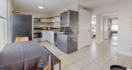 ⟫ Dog Run & Courtyard 2 Bedroom Apt w/King Bed W&D