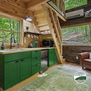 Fridge, microwave, stovetop, coffee/tea maker - Set of 2 Treehouses in Hocking Hills Adventure! (Falls Township)