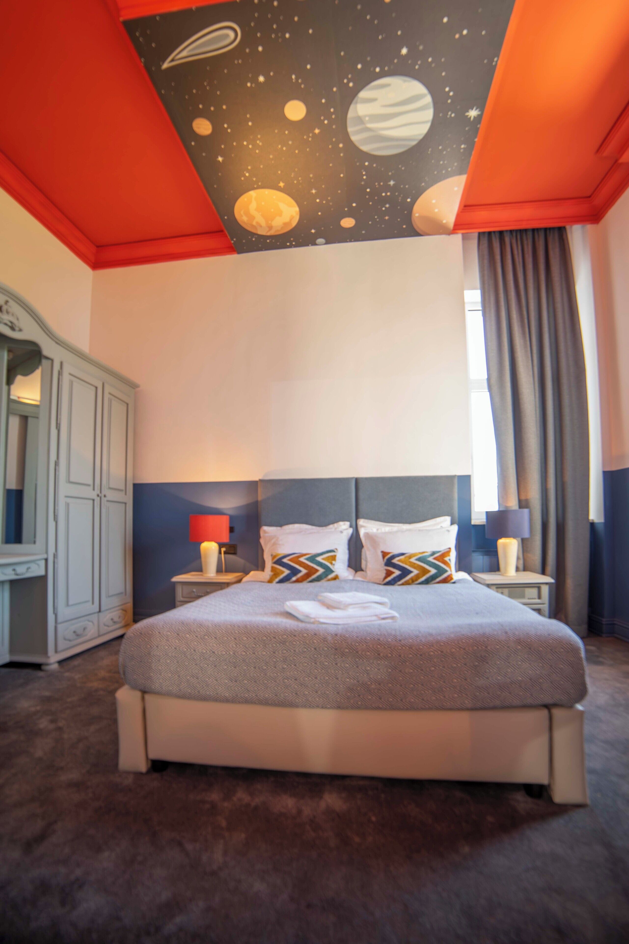 خزنة داخل الغرفة ومكتب ومساحة عمل للكمبيوتر المحمول وستائر تعتيم