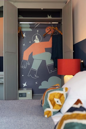 Economy enkelrum | Värdeförvaringsskåp på rummet, skrivbord och arbetsyta för laptop