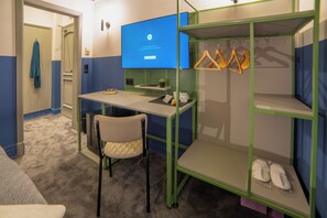 Caja de seguridad en la habitación y escritorio 