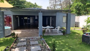 Outdoor dining - Casa de Playa con Mini Golf (La Libertad Department)