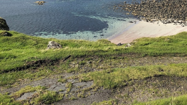 A coastal landscape with rocky outcrops, clear waters, and a grassy area leading to a sandy beach. - 2 bed apartment, waterfront views, 5 mins from shops & restaurants (Lochinver)