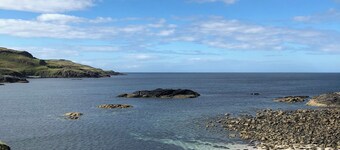 2 bed apartment, waterfront views, 5 mins from shops & restaurants