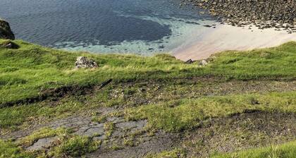 2 bed Apartment, Waterfront Views, 5 Mins From Shops & Restaurants