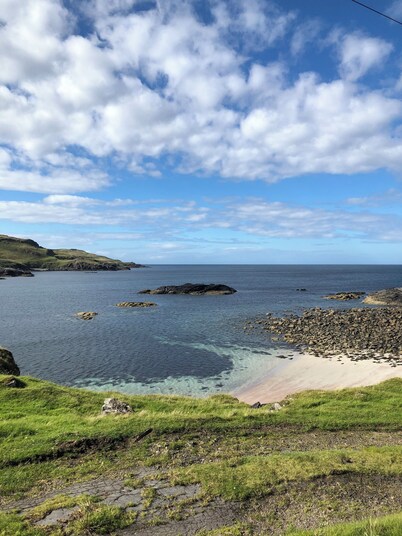 2 bed apartment, waterfront views, 5 mins from shops & restaurants