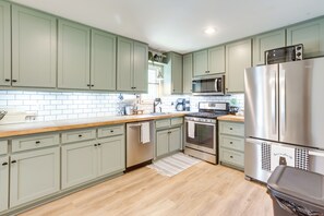 Réfrigérateur, micro-ondes, plaque de cuisson, lave-vaisselle