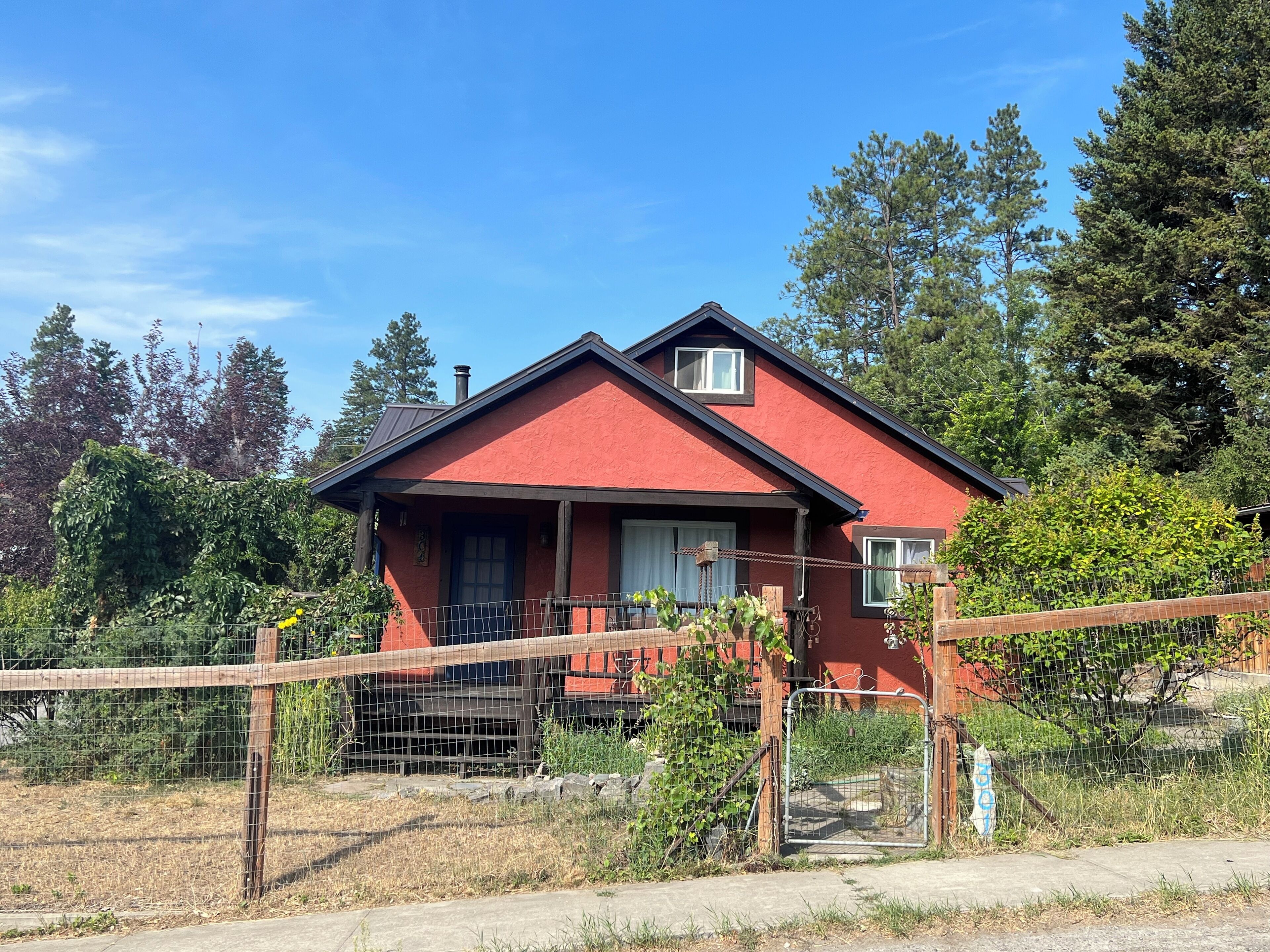 Beautiful bright SunShine House bungalow in the heart of Eureka, MT