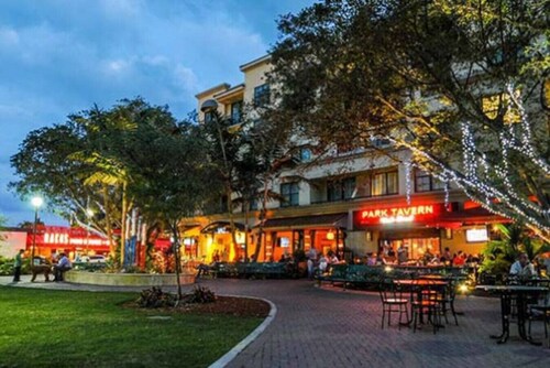 ☆Private Pool☆Walk to Beach, Bars, & Restaurants!