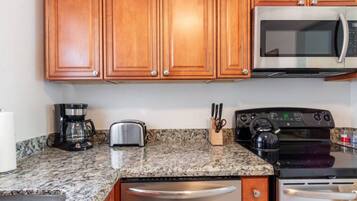 Een koelkast, een magnetron, een oven, een kookplaat