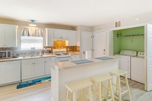 Fridge, microwave, stovetop, dishwasher - Fenced & Private Backyard: Navarre Retreat (Navarre)