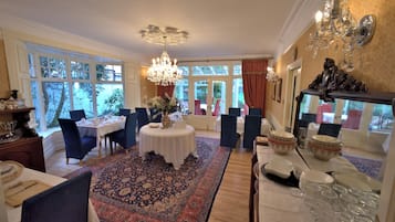 Desayuno completo diario (EUR 12.50 por persona)