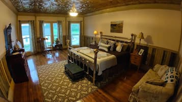 Classic Room, 1 King Bed | Individually decorated, individually furnished, iron/ironing board