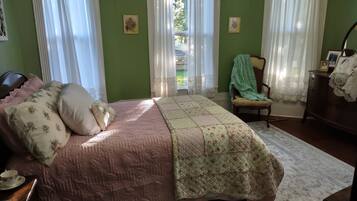 Comfort Room, 1 Queen Bed | 1 bedroom, individually decorated, individually furnished